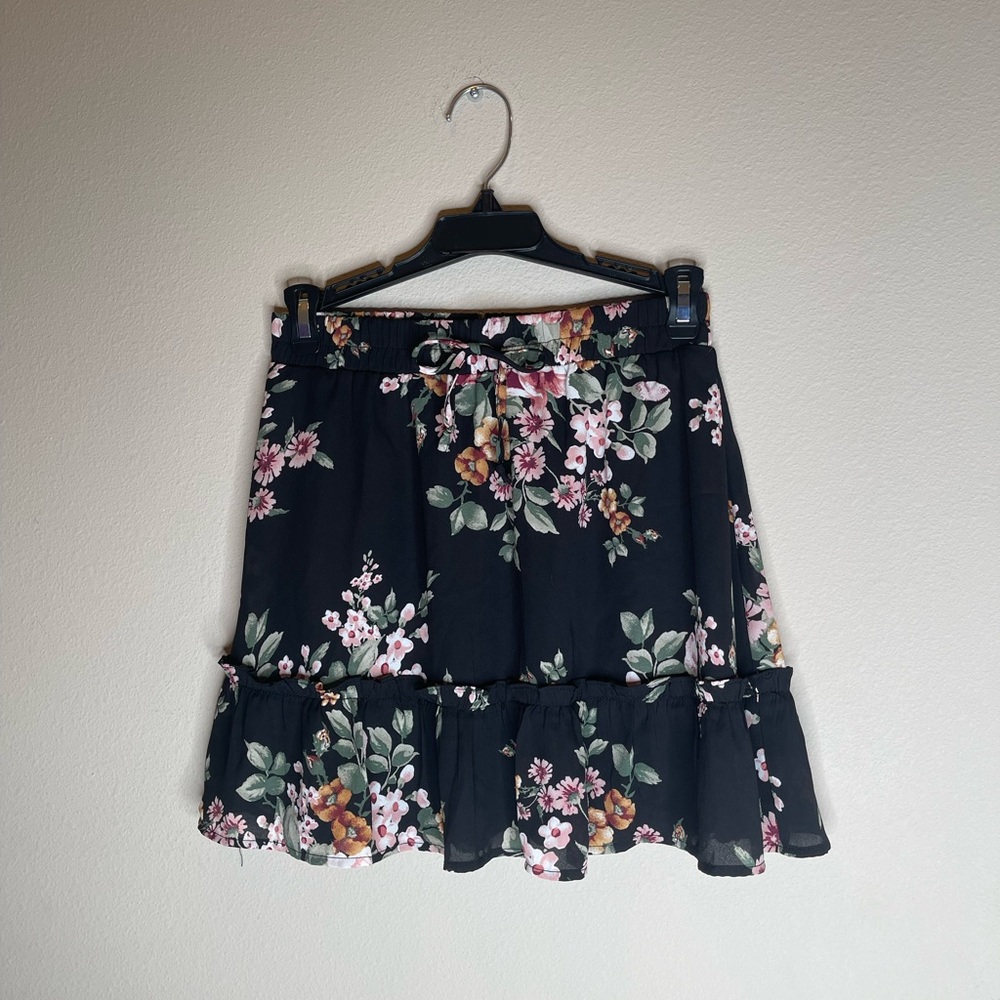 Girls floral lined Mi Ami brand skirt. Girls size 12.